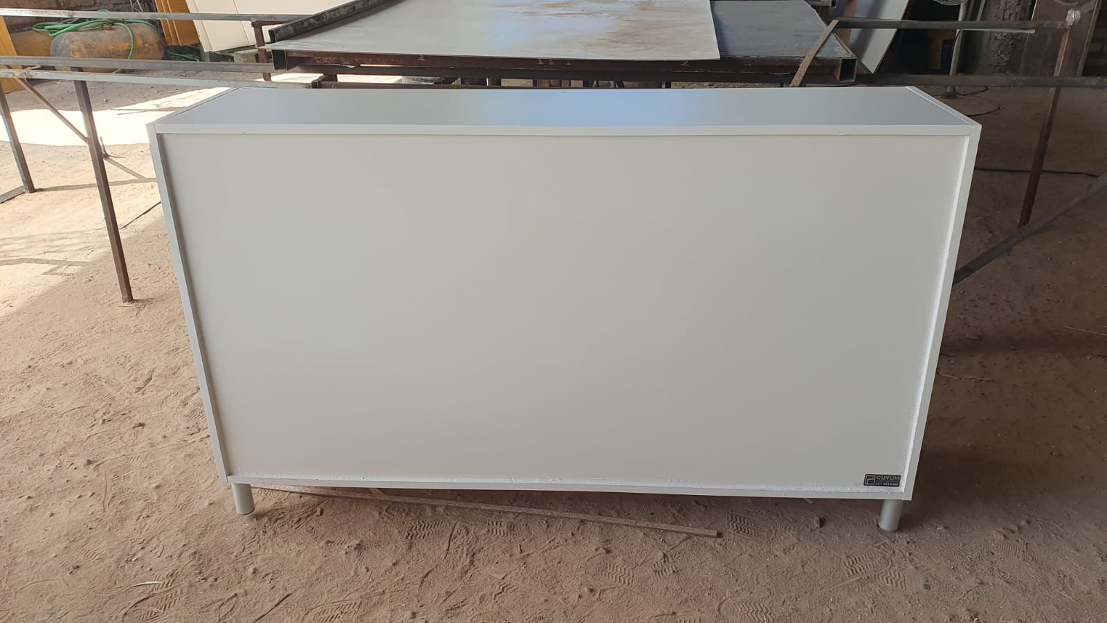 Mostrador Ciego Frente Liso Blanco Patas Metal